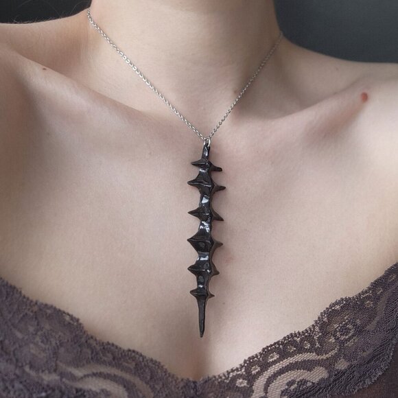 Gothic unique black spiky vertebrae necklace with a small silver chain - Picture 3 of 8